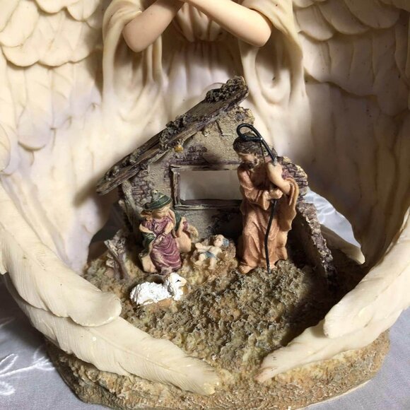 Sculptured Angel & nativity scene nightlight - Picture 7 of 10
